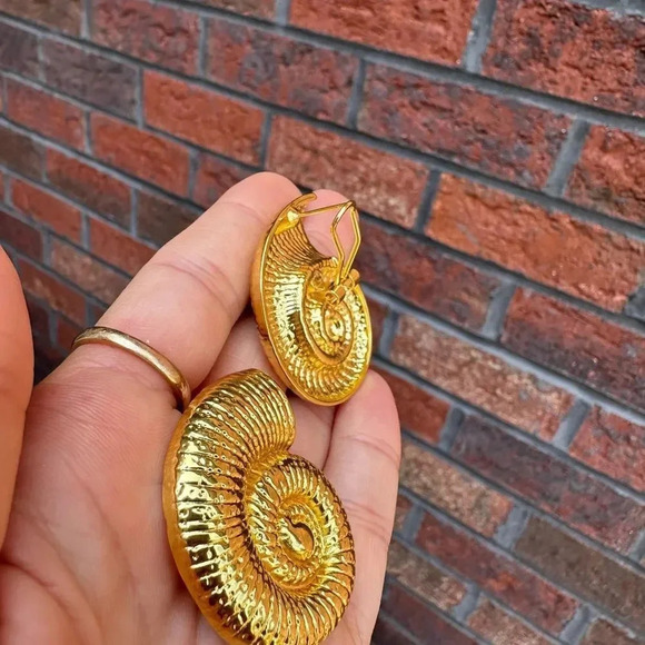 Gold Seashell Necklace And Earrings Set - Picture 11 of 15